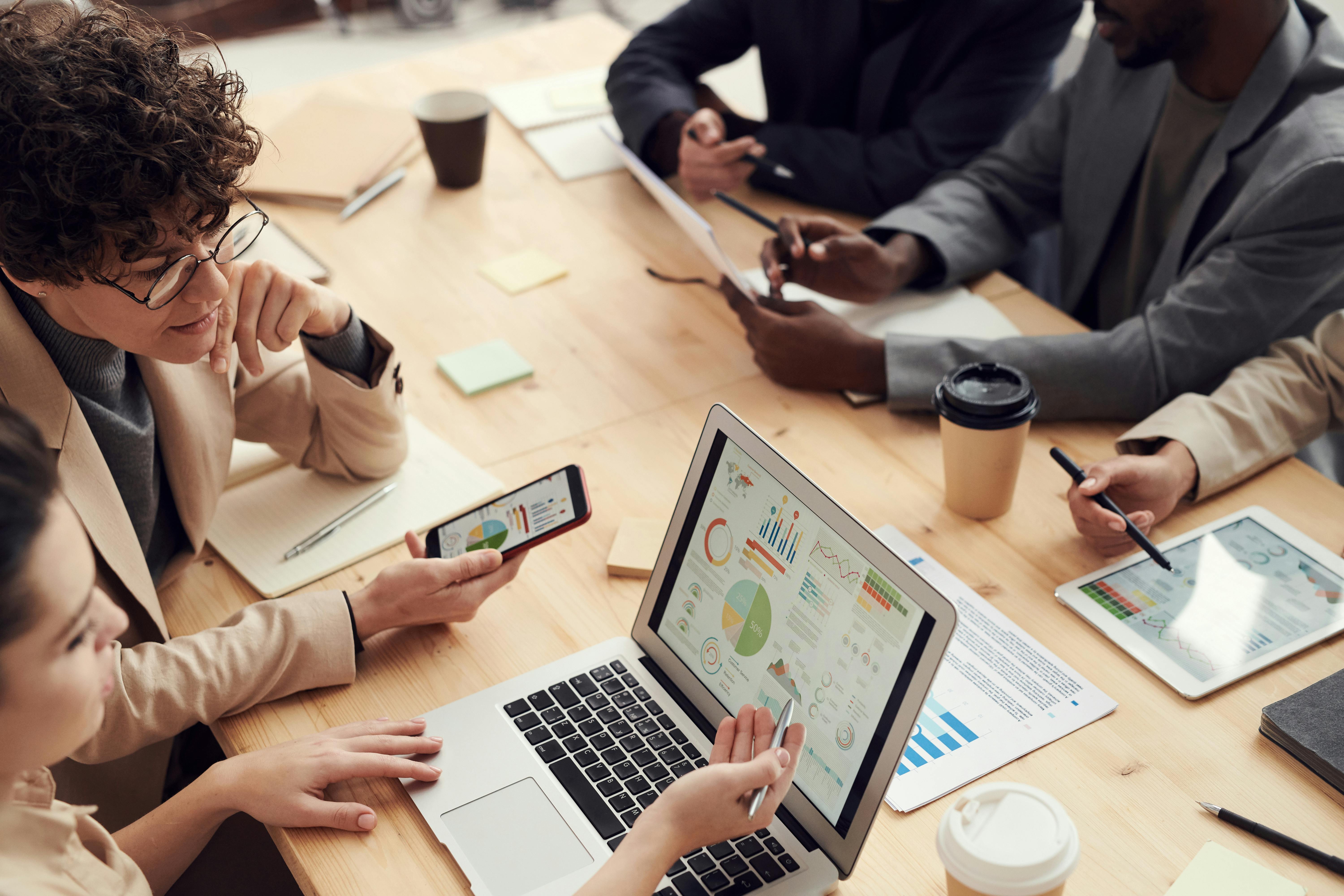 Equipe de especialistas em licitações analisando resultados